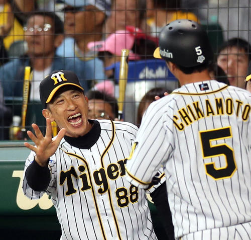 阪神近本（右）を満面の笑みで迎える矢野監督（2019年5月30日）