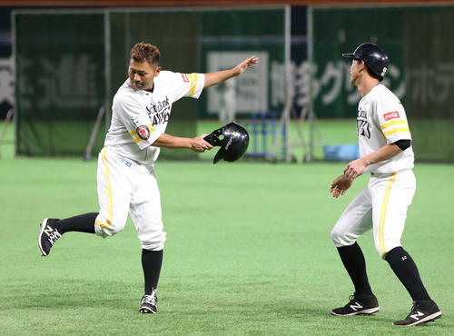 1軍に合流した中村晃。右は釜元豪（撮影・栗木一考）