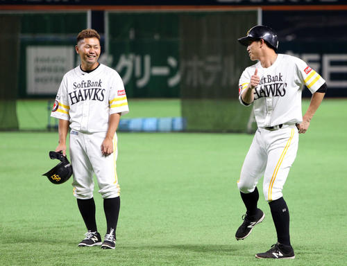 1軍に合流した中村晃。右は釜元豪（撮影・栗木一考）
