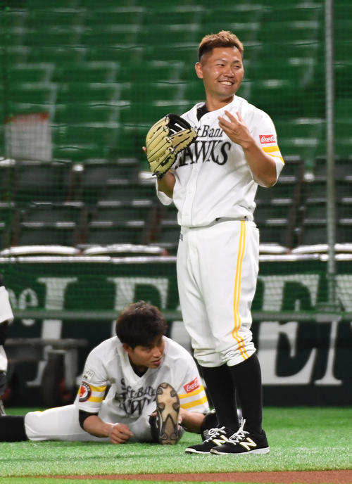 1軍に合流し笑顔を見せる中村晃（撮影・今浪浩三）
