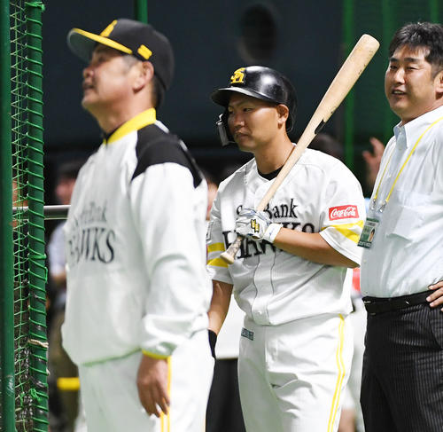 工藤監督が見守る中、1軍に合流し打撃練習に向かう中村晃（撮影・今浪浩三）