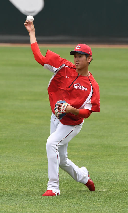 キャッチボールで調整する遠藤（撮影・奥田泰也）