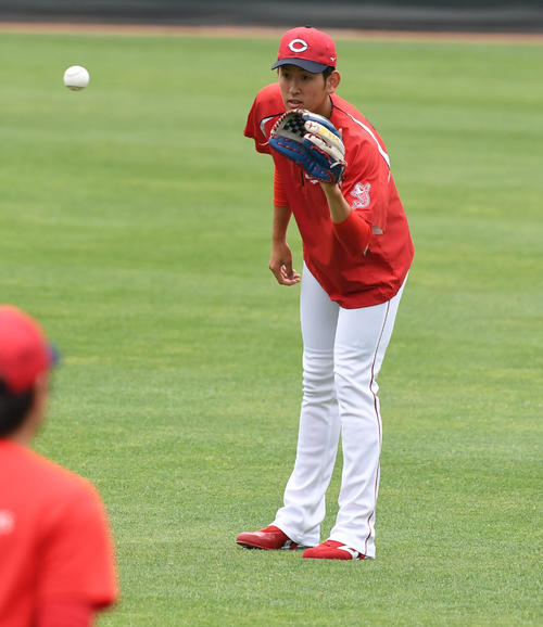 キャッチボールで調整する遠藤（撮影・奥田泰也）
