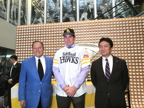 ソフトバンクいりが決まったスチュワート（中央）はユニホーム姿で会見。左は代理人のスコット・ボラス氏。右はソフトバンク三笠統括本部長（撮影・四竈衛）