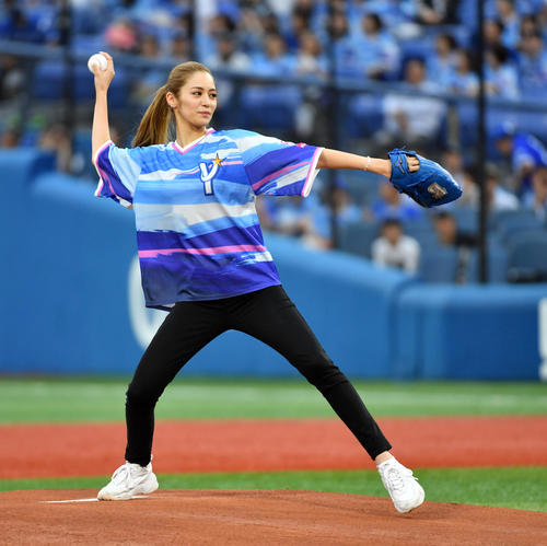DeNA対ヤクルト戦で始球式を務めるE－girlsの楓（撮影・柴田隆二）