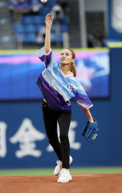 セレモニアルピッチするE－girlsの楓（撮影・鈴木正人）