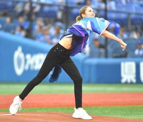 DeNA対ヤクルト戦で始球式を務めるHappinessの楓（撮影・柴田隆二）