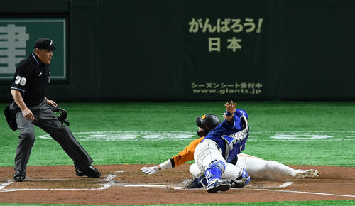 巨人対中日　1回裏巨人2死一、二塁、大城の右前適時打で捕手武山のタッチをかいくぐり生還する坂本勇（撮影・横山健太）