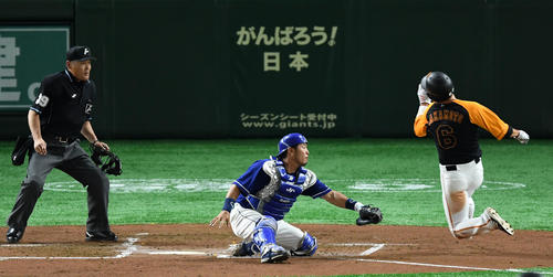 巨人対中日　1回裏巨人2死一、二塁、大城の右前適時打で捕手武山のタッチをかいくぐり生還する坂本勇（撮影・横山健太）