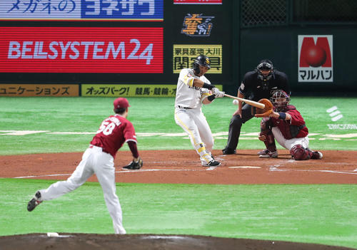 ソフトバンク対楽天　2回裏ソフトバンク無死二塁、中村晃は右翼線に同点となる適時二塁打を放つ（撮影・梅根麻紀）