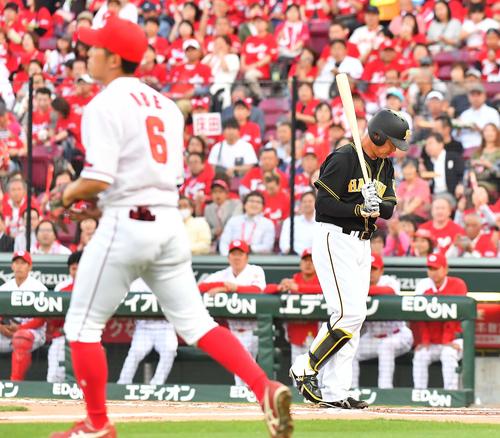 2回表阪神1死、三邪飛に倒れる福留（撮影・上田博志）