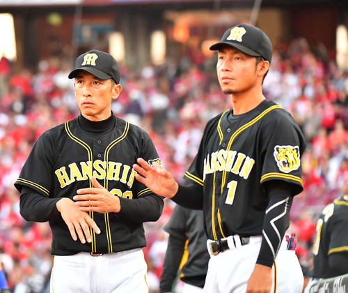 広島対阪神　2回守備を終えた福留孝介に×を作って確認する矢野燿大監督（左）（撮影・上田博志）