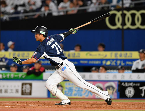ロッテ対西武　5回表西武1死、戸川は同点となる右越えソロ本塁打を放つ（撮影・滝沢徹郎）