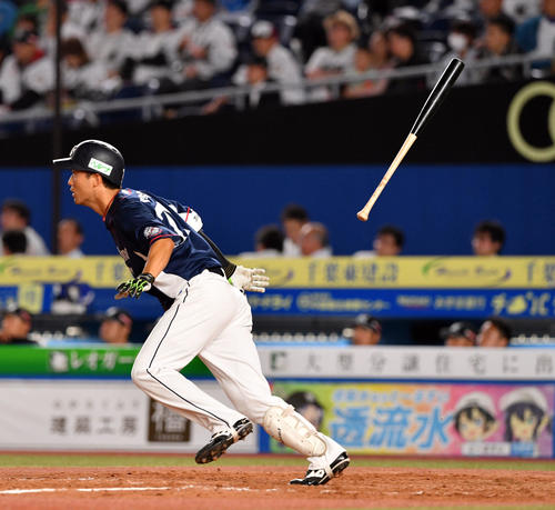 ロッテ対西武　5回表西武1死、戸川は同点となる右越えソロ本塁打を放つ（撮影・滝沢徹郎）