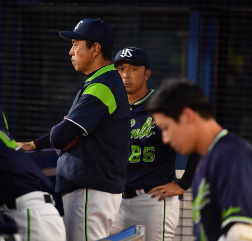 DeNA対ヤクルト　試合を見守る小川監督（左）、宮本ヘッドコーチ、手前は三振した山田哲（撮影・柴田隆二）