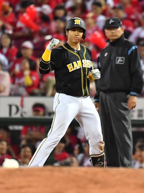 9回表阪神2死一、三塁、梅野は左前同点適時打を放ちガッツポーズ（撮影・上田博志）