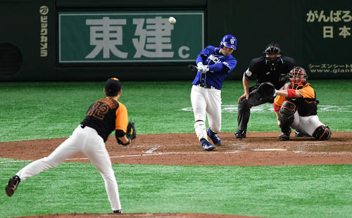 巨人対中日　5回表中日無死、右越え本塁打を放つ高橋（撮影・横山健太）