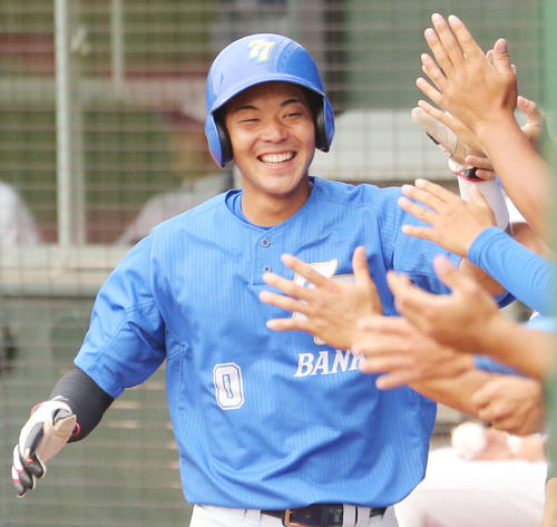 5回、先制のホームを踏んだ湯浅