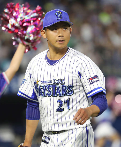 DeNA対ヤクルト　4回表ヤクルトの攻撃を抑えベンチに引き揚げるDeNA今永昇太（撮影・鈴木正人）
