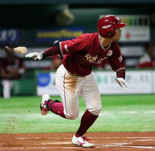8回表楽天1死一、二塁、茂木は勝ち越し中前適時打を放つ（撮影・栗木一考）