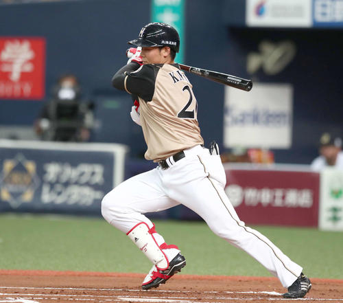 オリックス対日本ハム　2回表日本ハム無死二塁、右前打を放つ清宮（撮影・黒川智章）