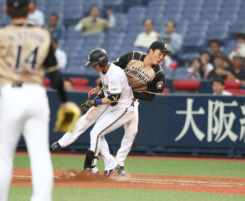 オリックス対日本ハム　4回裏オリックス無死、中川の三ゴロで送球がそれ激突する清宮（撮影・黒川智章）
