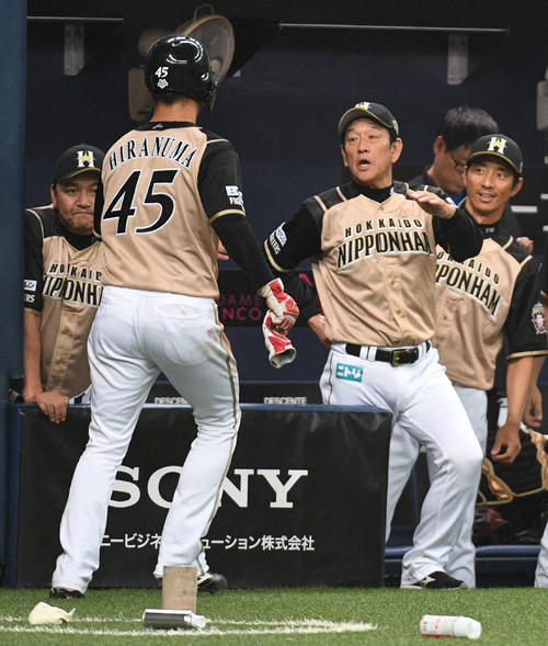 オリックス対日本ハム　5回表日本ハム1死一、三塁、生還した平沼を迎える栗山監督（右）（撮影・渦原淳）