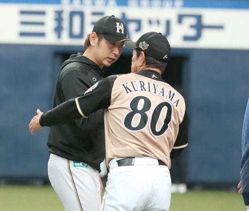オリックス対日本ハム　試合後、栗山監督に出迎えられる加藤（撮影・黒川智章）