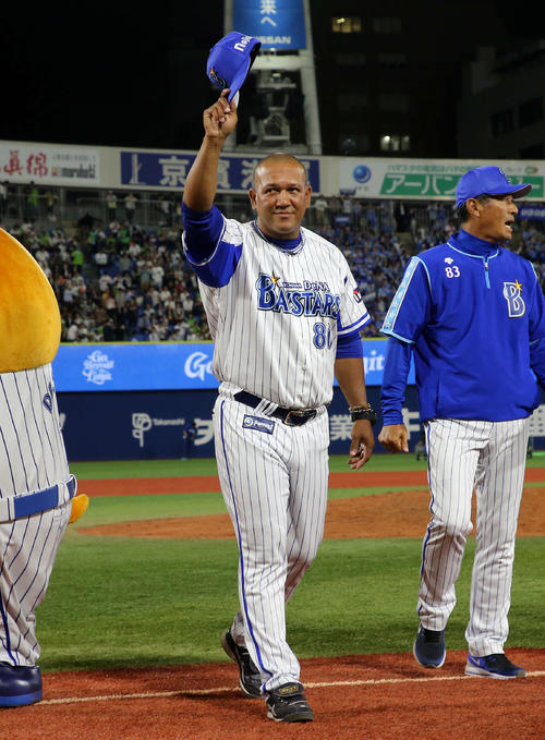 DeNA対ヤクルト　試合に勝利しファンにあいさつするDeNAラミレス監督（撮影・鈴木正人）
