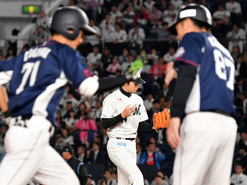 ロッテ対西武　5回表西武1死、戸川（手前左）に同点となる右越えソロ本塁打を浴び肩を落とすロッテ二木（奥）（撮影・滝沢徹郎）