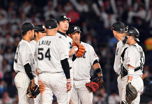 ロッテ対西武　7回表、ピンチにマウンドのロッテ二木（左から4人目）のもとへ集まるナイン（撮影・滝沢徹郎）