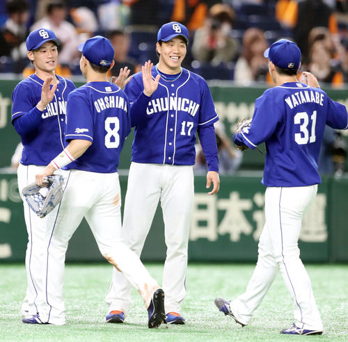 巨人対中日　巨人に勝ち笑顔でナインを迎える中日柳（中央）（撮影・垰建太）