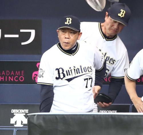 オリックス対日本ハム　ベンチで渋い表情の西村監督（撮影・黒川智章）