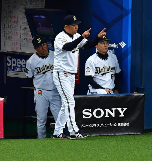オリックス対日本ハム　8回表日本ハム2死一、三塁、清水優心の足に当たったして死球判定もリプレー検証を要求する西村徳文監督（撮影・清水貴仁）