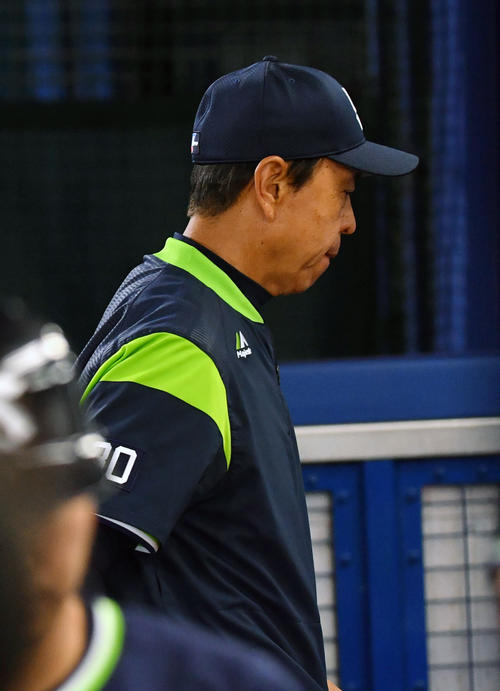 DeNA対ヤクルト　15連敗を喫した小川監督はうつむきながらベンチを後にする（撮影・柴田隆二）