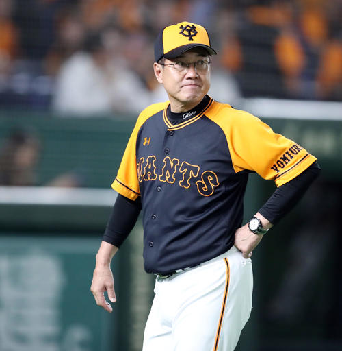 巨人対中日　5回表中日無死、投手交代を告げ引き揚げる原監督（撮影・垰建太）