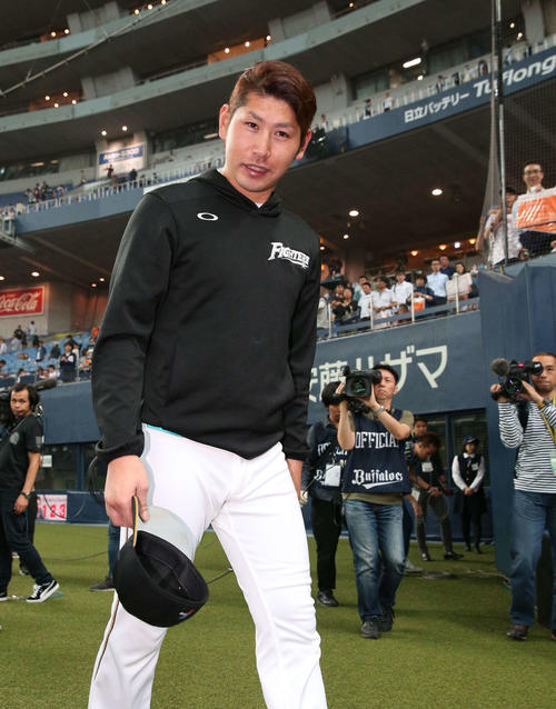 オリックス対日本ハム　試合後、笑顔で引き揚げる加藤（撮影・黒川智章）