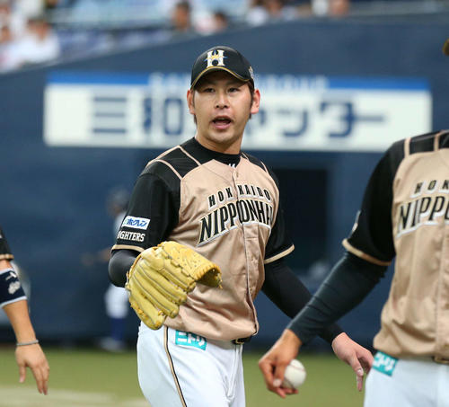 オリックス対日本ハム　4回裏、打者を3人で抑え笑顔でベンチに戻る加藤（撮影・黒川智章）