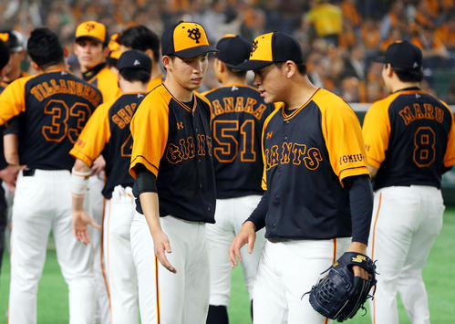 巨人対中日　5回表中日の後続を三者凡退に仕留めた桜井（手前）を出迎える高橋（撮影・垰建太）