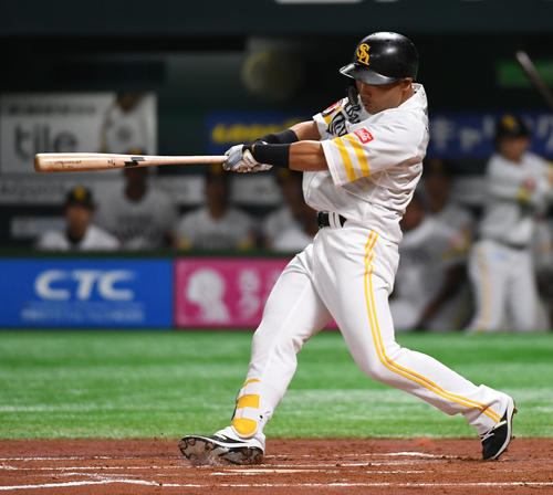 2回裏ソフトバンク無死二塁、中村晃は右翼線に同点の適時二塁打を放つ（撮影・今浪浩三）
