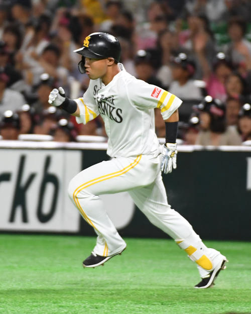 2回裏ソフトバンク無死二塁、中村晃は右翼線に同点の適時二塁打を放つ（撮影・今浪浩三）