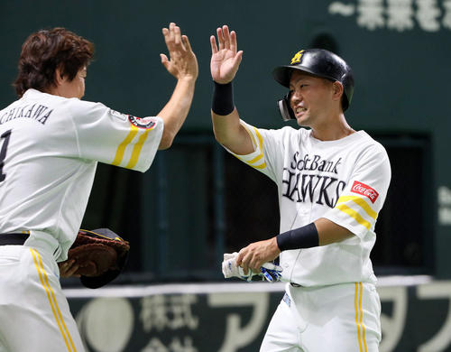 2回、同点適時二塁打を放った中村晃（右）はベンチ前で内川とハイタッチ（撮影・栗木一考）