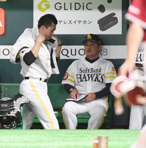 ソフトバンク対楽天　今季初黒星となった千賀。右は工藤監督（撮影・今浪浩三）