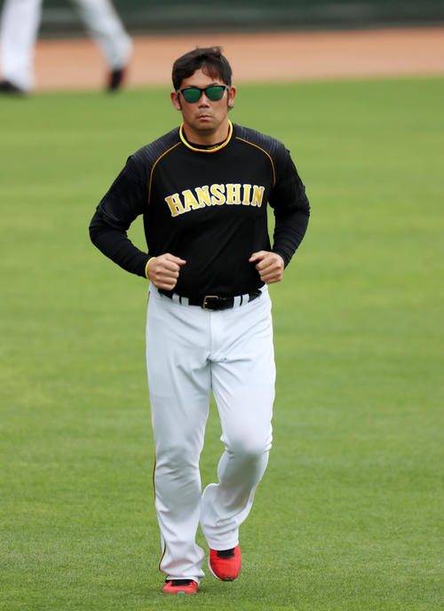 広島対阪神　外野をランニングする岩田（撮影・加藤哉）