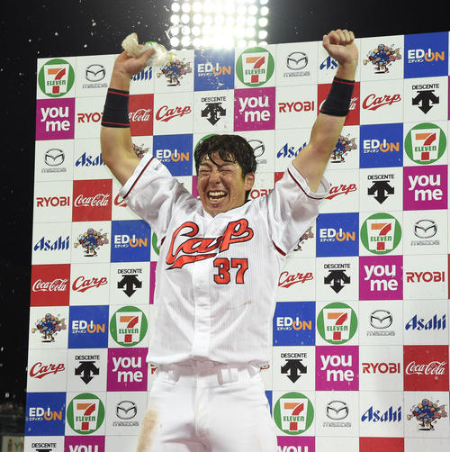 広島対阪神　阪神にサヨナラ勝ち、自ら喜びのウオーターシャワーをする野間峻祥（撮影・奥田泰也）