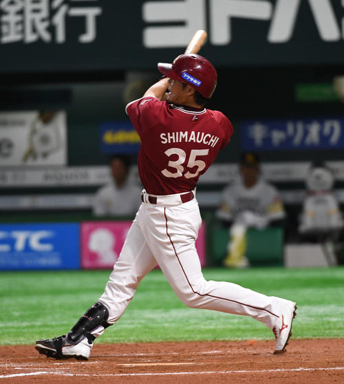 8回表1死二、三塁、島内宏明は右犠飛を放つ（撮影・今浪浩三）