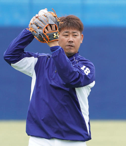 キャッチボールで体を動かす松坂（2019年5月29日撮影）