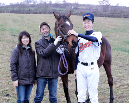 14年10月、ダイシンオレンジの母アシヤマダムを囲み、笑顔を見せる戸川さん夫妻と、長男大輔（右）