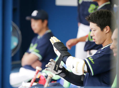 DeNA対ヤクルト　打撃の準備をするヤクルト山田哲。左は小川監督（撮影・中島郁夫）