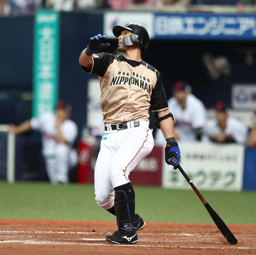 オリックス対日本ハム　9回表日本ハム無死一、二塁、左越え3点本塁打放つ大田（撮影・黒川智章）